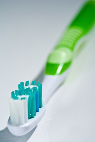 Ergonomically designed toothbrush aids seniors and others with dexterity problems